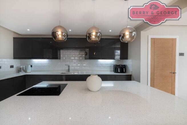 KITCHEN / BREAKFAST 