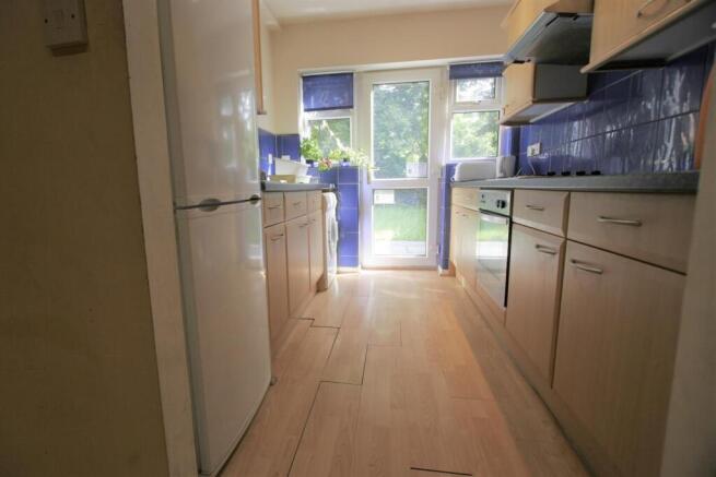 4 bed Semi-Detached to rent Image 4