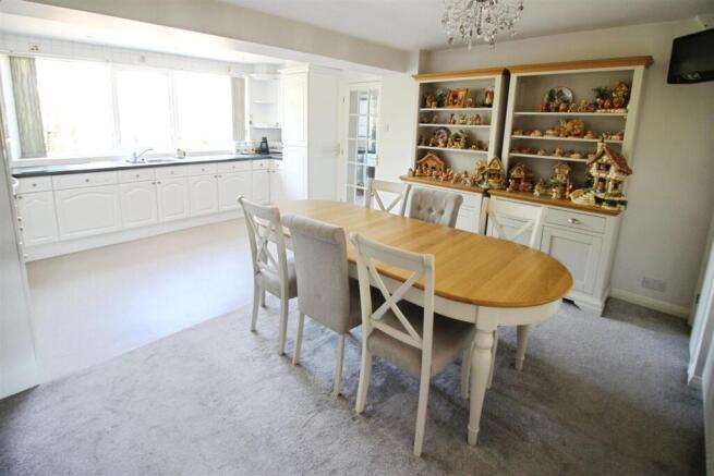 4 bed Semi-Detached for sale Image 6