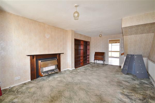 LOUNGE/DINING AREA: