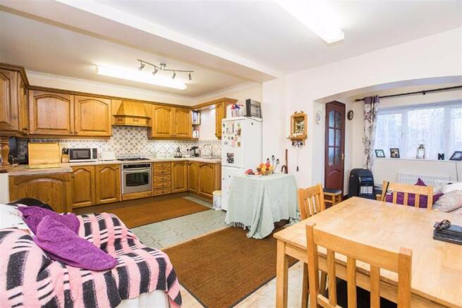 OPEN PLAN KITCHEN TO DINING ROOM AND FAMILY AREA  