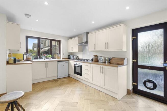 4 bed Detached for sale Image 4