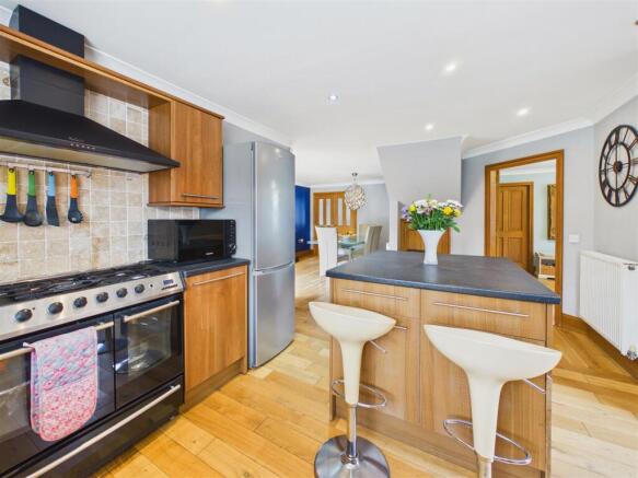 4 bed Detached for sale Image 7
