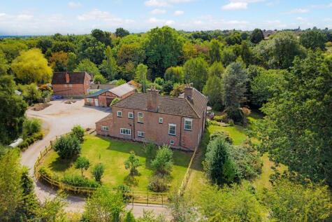 A splendid Georgian home with over 3 acres of private land