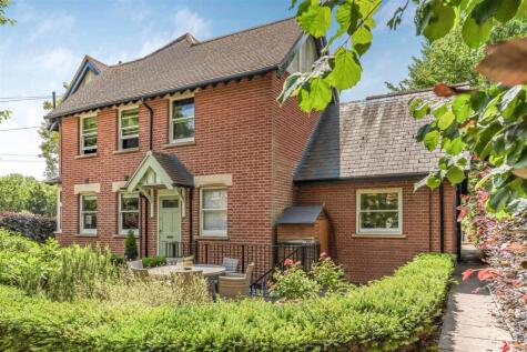 Two Bedroom Ground Floor Maisonette - Convenient for Hertford Town Centres multiple facilities.