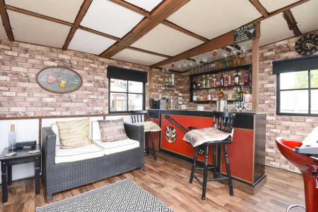 Garden Room / Bar: