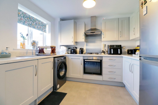 Modern Fitting Dining Kitchen