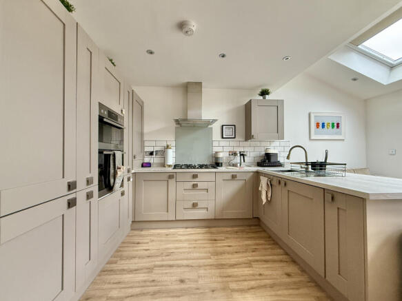 3 bed Semi-Detached for sale Image 6