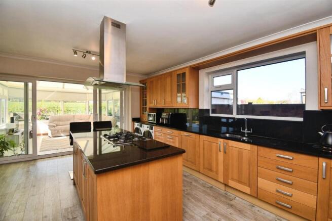5 bed Detached Bungalow for sale Image 12