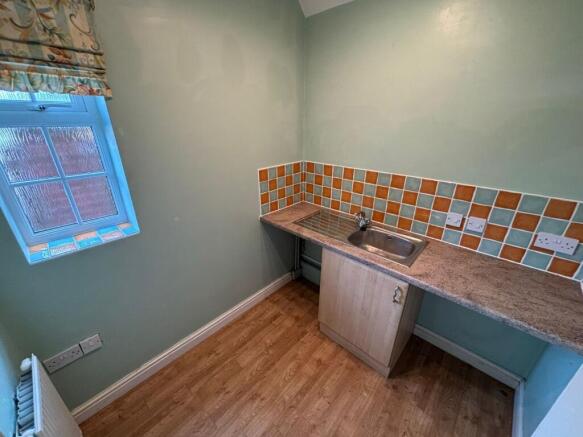 4 bed House to rent Image 6