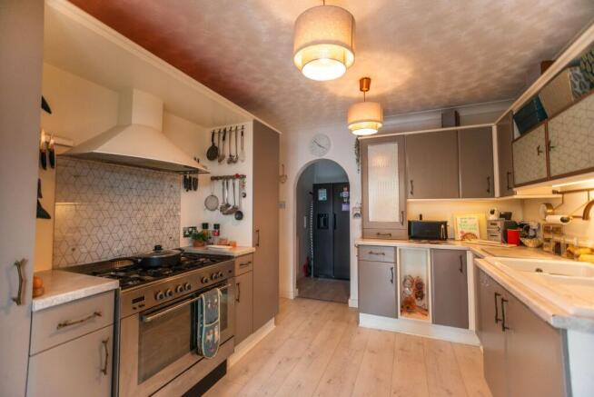 5 bed Detached for sale Image 8