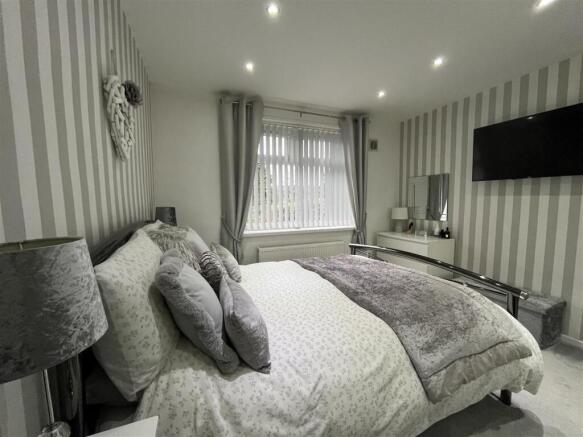 2 bed Semi-Detached Bungalow for sale Image 10