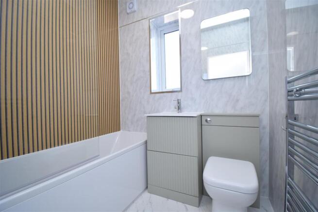 2 bed Terraced to rent Image 6