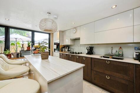 Upper Fairfield Road, Leatherhead, Surrey, KT22