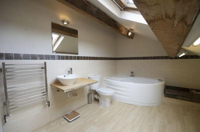 Bathroom 1 En-...