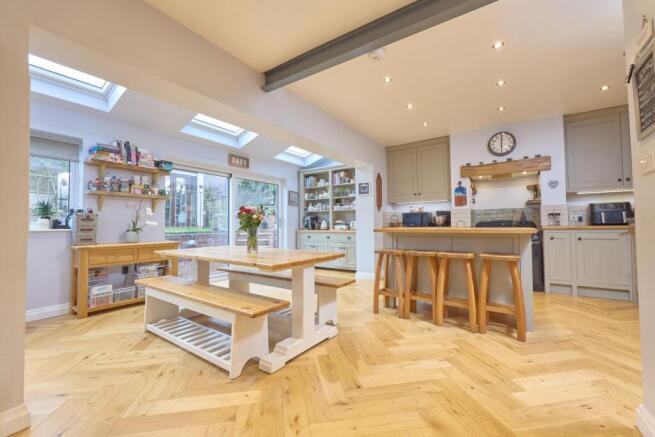 OPEN-PLAN DINING KITCHEN AND FAMILY ROOM