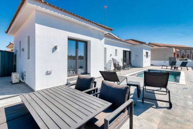 Bungalow with Pool