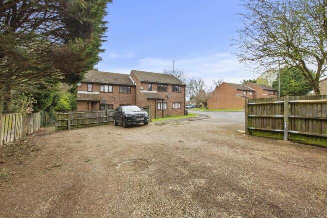 16 Birinus Close, HP12 3LZ-11.jpg