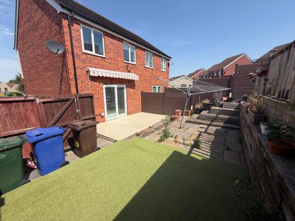 3 bed Semi-Detached to rent Image 10