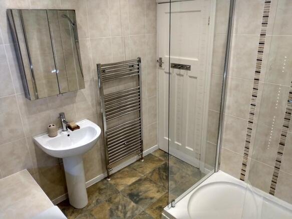 Bathroom (b)