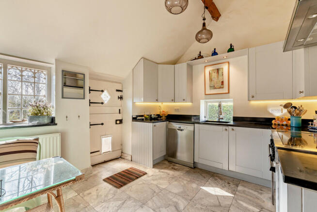 8586761-interior0...