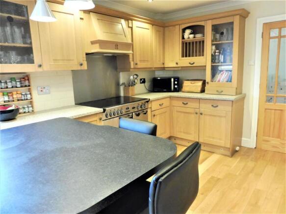 KITCHEN/DINING ROOM