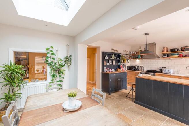 KITCHEN/DINING ROOM