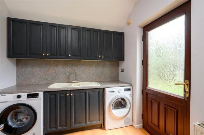 4 bed Detached for sale Image 9