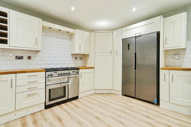 5 bed Detached for sale Image 4