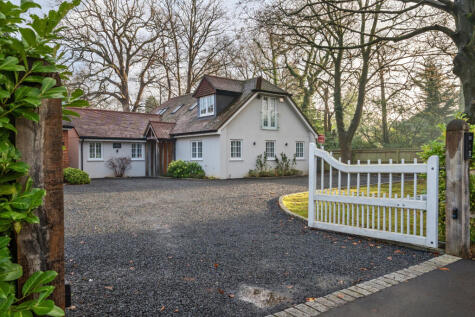 Old Woking Road, Pyrford, GU22