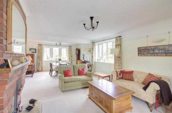 Sitting/dining room