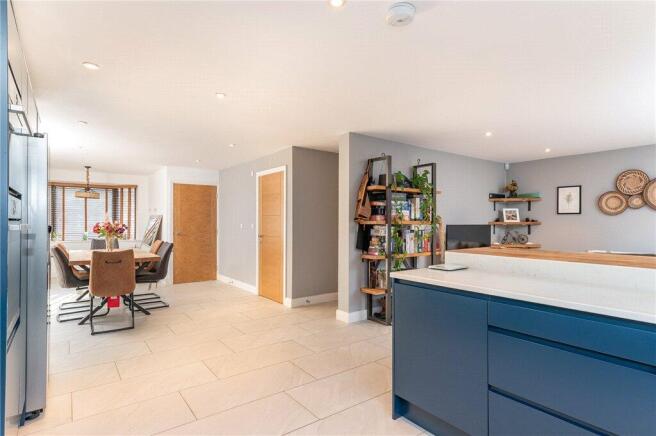 5 bed Detached for sale Image 4
