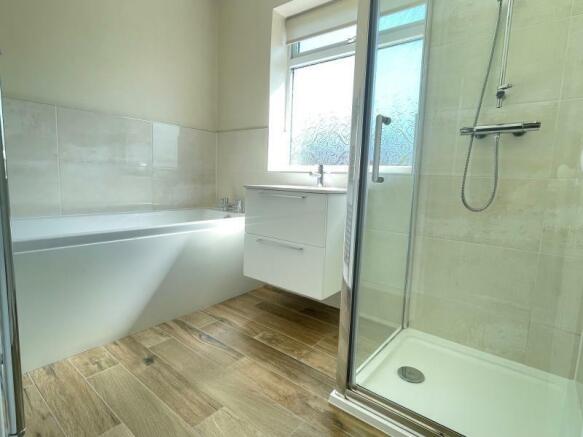 4 bed Semi-Detached to rent Image 8