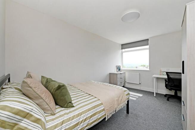 4 bed Apartment to rent Image 9