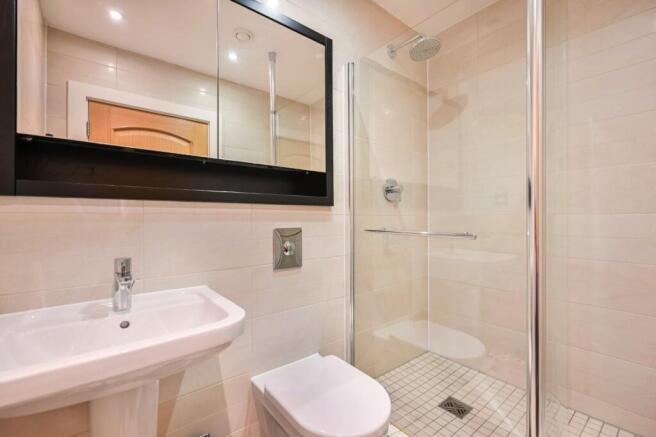 4 bed House to rent Image 12