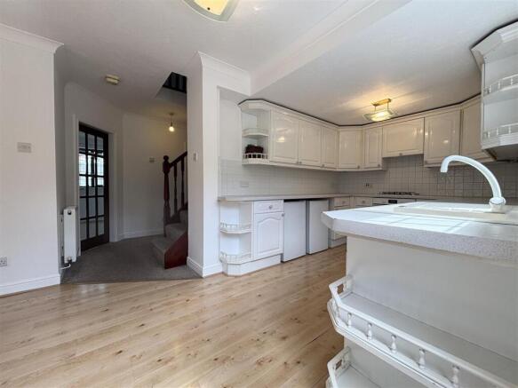 5 bed Detached for sale Image 8