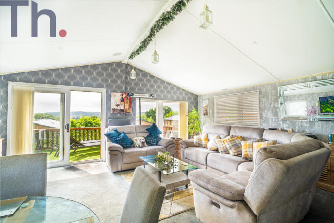 Lounge & Dining Area