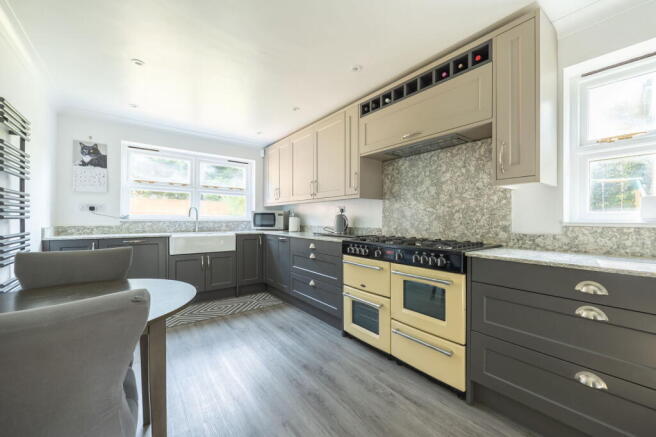 5 bed Detached for sale Image 4