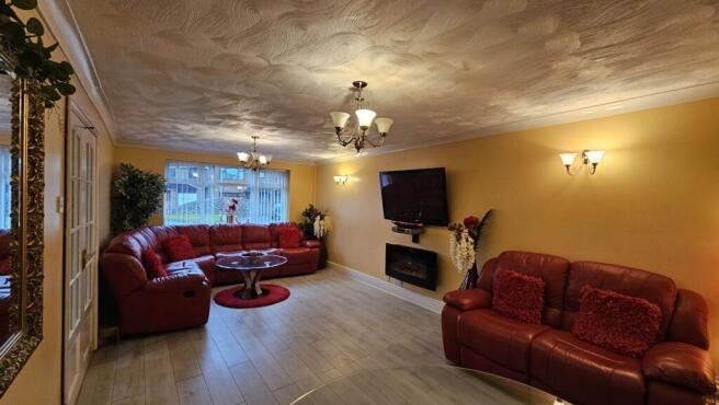 5 bed Detached for sale Image 7