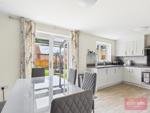 4 bed Detached for sale Image 7