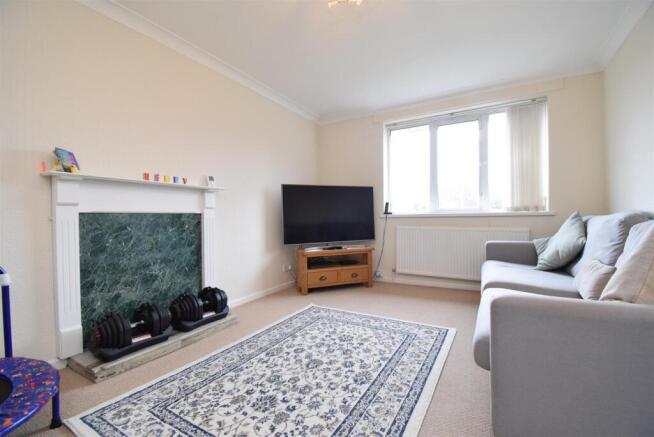 2 bed Semi-Detached Bungalow to rent Image 4