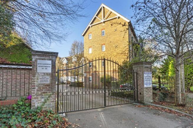 Flat 45, Wye Gardens, Fryers Lane, HP12 3DU-15.jpg