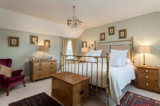 5 bed Detached for sale Image 12