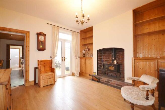 LIVING/DINING ROOM: