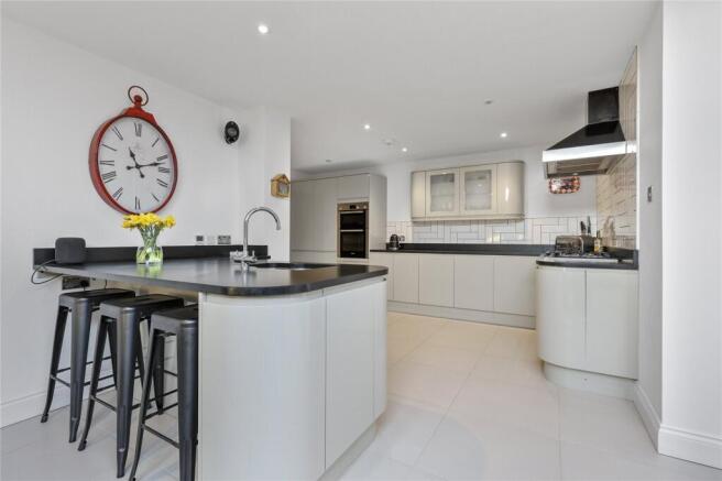 5 bed Bungalow for sale Image 8