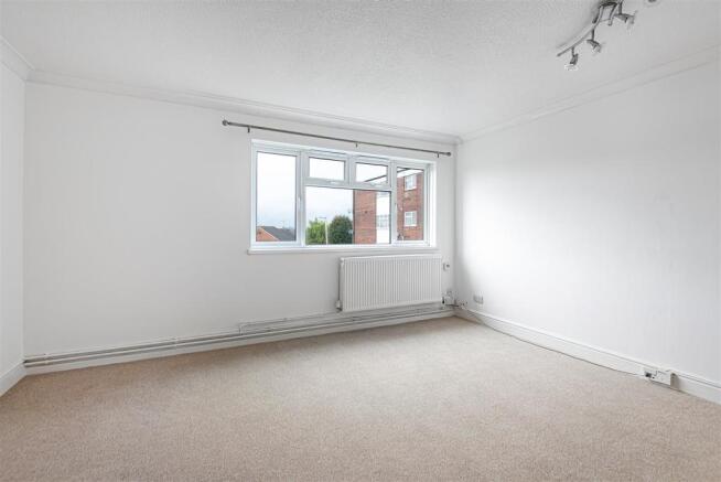 Lounge/Dining Room:
