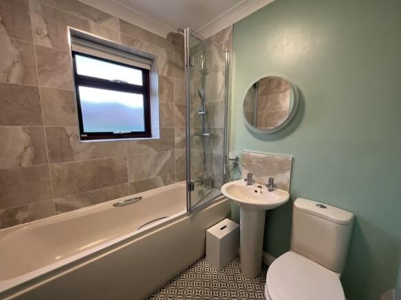 3 bed Detached Bungalow to rent Image 9