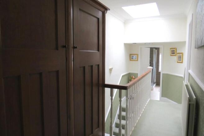 SPACIOUS LIGHT AND AIRY LANDING