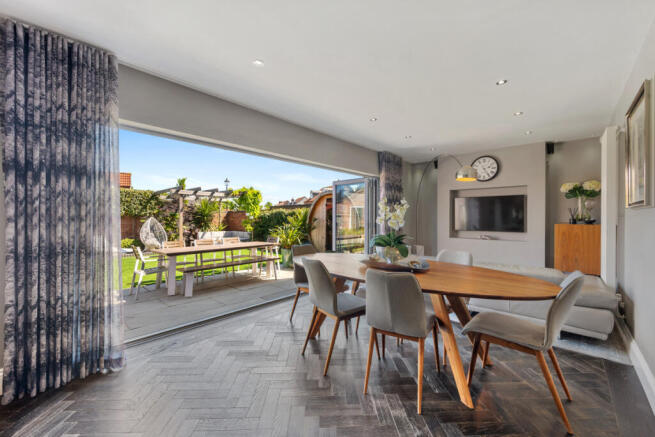 5 bed Detached for sale Image 6