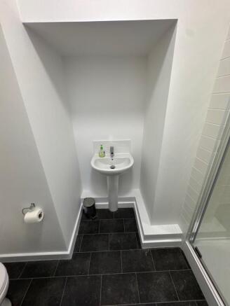 5 bed Flat to rent Image 11